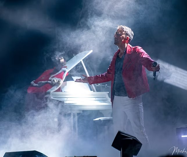 Fred Caramia, chanteur lead de The World of Queen, sur scène en hommage à Freddie Mercury